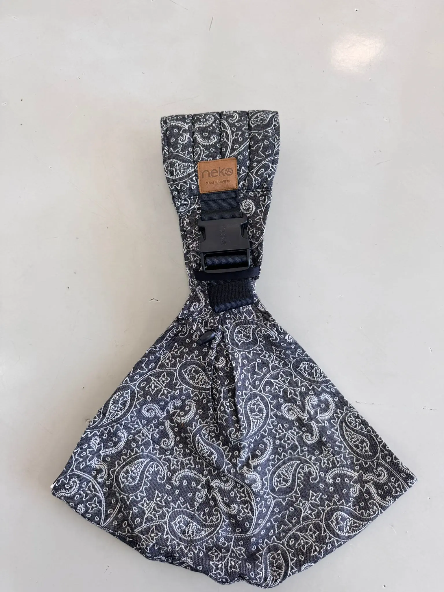 ef3dbcb5d45747afa1d39cbd5932c6a7.jpg Neko Up & Down Kanguru - Efes Paisley Hazel Dark - Görsel 1